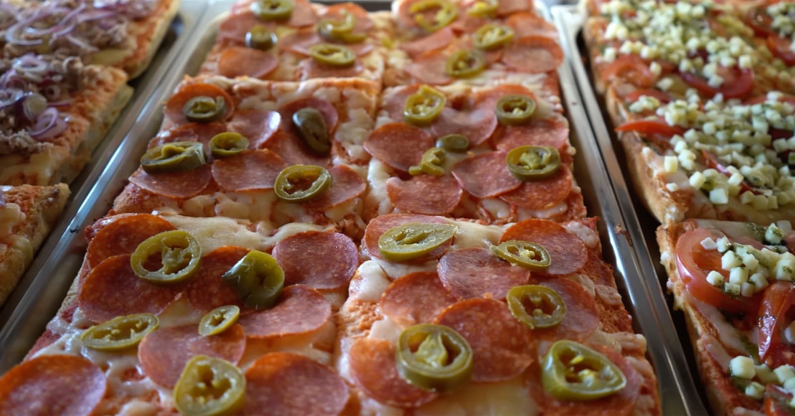 Frische Pizzastücke aus der Auslage